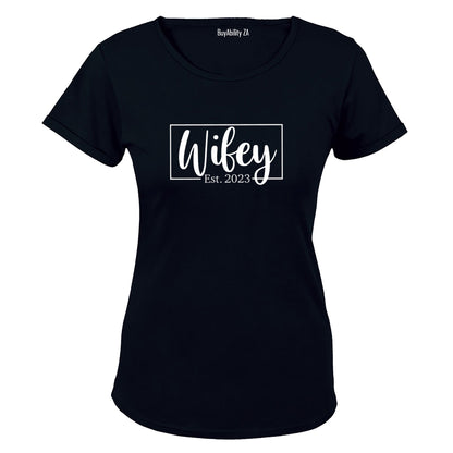 Wifey EST.2023 - Ladies - T-Shirt
