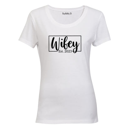 Wifey EST.2023 - Ladies - T-Shirt